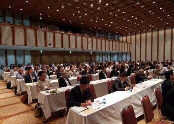 「衛星測位と地理空間情報フォーラム」で基調講演を行いました。準天頂衛星について説明し、これまでの取組みや防災時の有用性・国際貢献の方法等について説明いたしました。
宇宙産業は、新たな成長産業ともなりえます。会場満席の聴衆の期待をひしひしと感じました。 2012_05