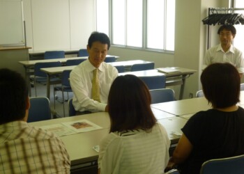 求職者支援制度の運用の様子を知るために職業訓練学校を訪問しました。
制度を利用した受講者から「就職が決まった」という笑顔の報告を受け、今後の活動の励みになりました。 2012_07