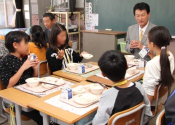 学校給食について新たな取り組みをしている地方の小学校を訪問し、食育や地産地消などについて、市長や子どもたちと意見交換を行いました。 2012_08