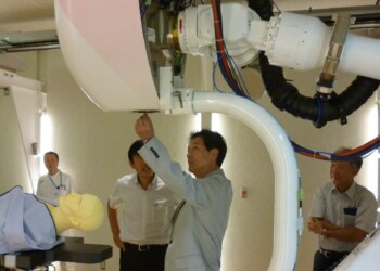 最先端の研究に触れるために時間をみつけて研究者と直接意見交換をしています。国立国際医療研究センターのガンの放射線治療機を開発しているチームでは自動車製造用の溶接機を利用して、放射線をピンポイントで照射できる技術を研究中です。 2012_10
