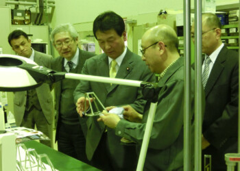 国立天文台を視察しました。太陽観測衛星「ひので」からのデータを分析すると、太陽の磁場に変異がおきており、太陽活動が低調に推移していくことが予測されます。地球環境についての影響も懸念されており、今後も観測結果を注視していく必要があります。 2013_01