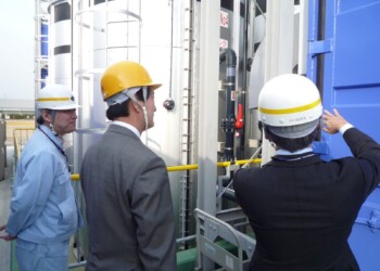 省エネ法の審議に備えて、住友電工が手がけている工業用の蓄電池を視察しました。30年にわたって研究を続けてようやく商品化の目途がついたそうです。諦めることなく長期にわたって技術開発を進めてきた研究者と経営陣に心より敬意を表します。 2013_04