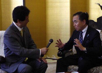 神奈川県の黒岩知事と圏央道の未来像について意見交換をしました。来年には厚木までが、翌年には藤沢までが結ばれます。1本の道でつながれることによって埼玉も神奈川もともに発展し地域が元気になるように話し合いました。 2013_06