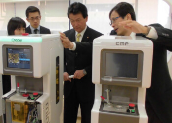 つくば市にある産業技術総合研究所を訪問し、日本の最先端の研究について研究者と直接意見交換をしました。民間企業との共同開発で世界に先駆けて実用化に結び付けた成果も出ています。 2014_02