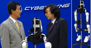 医療・介護用のロボットを開発しているサイバーダイン株式会社を訪問し、CEO(社長)でもある山海筑波大学教授と意見交換をしました。ロボットのような器具を装着すると、微弱な神経の信号を察知して手や足を動かすことができるようになります。寝たきりや要介護の負担を減らすために、身体機能回復の分野にも保険を適用できるようすすめてまいります。 2014_07