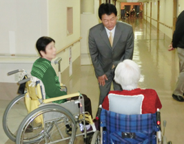 介護老人福祉施設を訪問しました。介護をする人の身体的な負担が大きいことや、人手不足が課題となっています。 2014_11