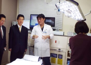 地域の救急救命を担っている病院を訪問しました。県央地域は医療の空白地域と言われていますが、医療関係者のご尽力によって多くの命が救われています。搬送時間や運用方法等の課題に関して、公的にも取り組む必要があります。 2014_12