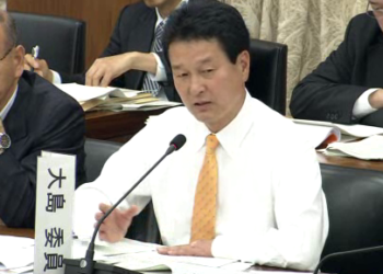 集団的自衛権の行使について、政府が主張している説明は憲法解釈の限界を超えており、集団的自衛権を導き出すには無理がある、と指摘しました。(平成27年6月11日衆議院憲法審査会にて) 2015_03