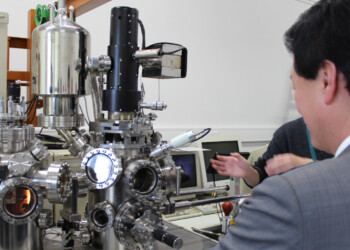 つくば市にある「物質・材料研究機構」では、日本屈指の研究施設で、航空機のための超耐熱合金等、社会で必要とされる新しい材料の開発を進めています。世界に先駆ける研究を進めるには、オールジャパンで各分野で連携していくことが必要です。 2015_04