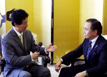 神奈川県の黒岩知事と「さがみロボット産業特区」での取り組みについて意見交換しました。高齢化社会に備えて、介護や福祉を支援するロボットスーツなど、日本の最先端技術の実用化と普及が重要です。 2015_07