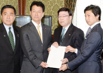 2016年2月18日、「領域警備法案」「周辺事態法改正案」「PKO(国連平和維持活動)法改正案」を、議員立法として衆議院に提出しました。 2015_11