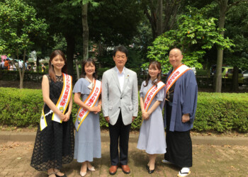 桶川べに花まつりで、三遊亭遊馬さんをはじめ、桶川市出身の「おけがわ魅力発信大使」の皆さまと出会うことができました。魅力発信大使の皆さまは、素敵な笑顔で写っています。
