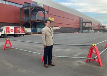 北海道千歳市にラピダス社の最先端半導体工場を視察した。台湾のTSMC社が市場を席巻しており、同社は日本の半導体産業の復権を懸けた国家プロジェクトである。生成AIの計算資源を支える先端半導体の需要は今後も大幅な増加が見込まれる。日本がこの需要を継続的に取り込むことを期待したい。