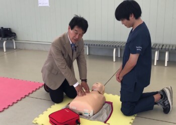 北里メディカルセンターで救急救命に携わる医師をはじめ職員の皆さまが、「道の駅べに花の里おけがわ」のイベントステージでAED等の講習会を実施して下さいました。これまでの受講のおかげで、私もいざという場面で冷静に対応できたことが何度かあります。